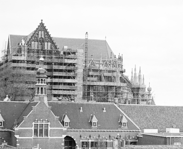 884853 Gezicht op de zuidgevel van de Domkerk (Domplein) te Utrecht die in de steigers staat voor groot onderhoud, ...
